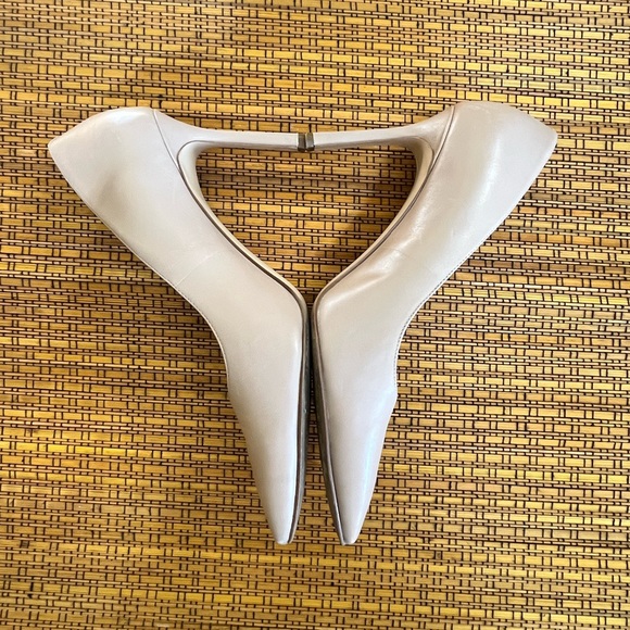 NINE WEST Pointy Dress Pumps.  Tan/Nude. Size 8.5M GUC - Picture 3 of 9